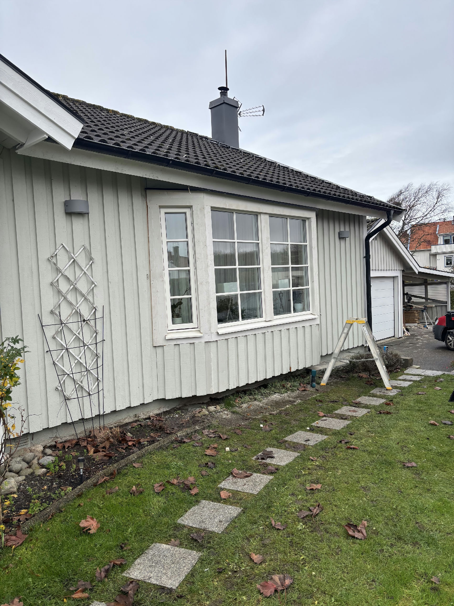 Fönsterbyte och altandörr med spröjs på villa i Skärhamn