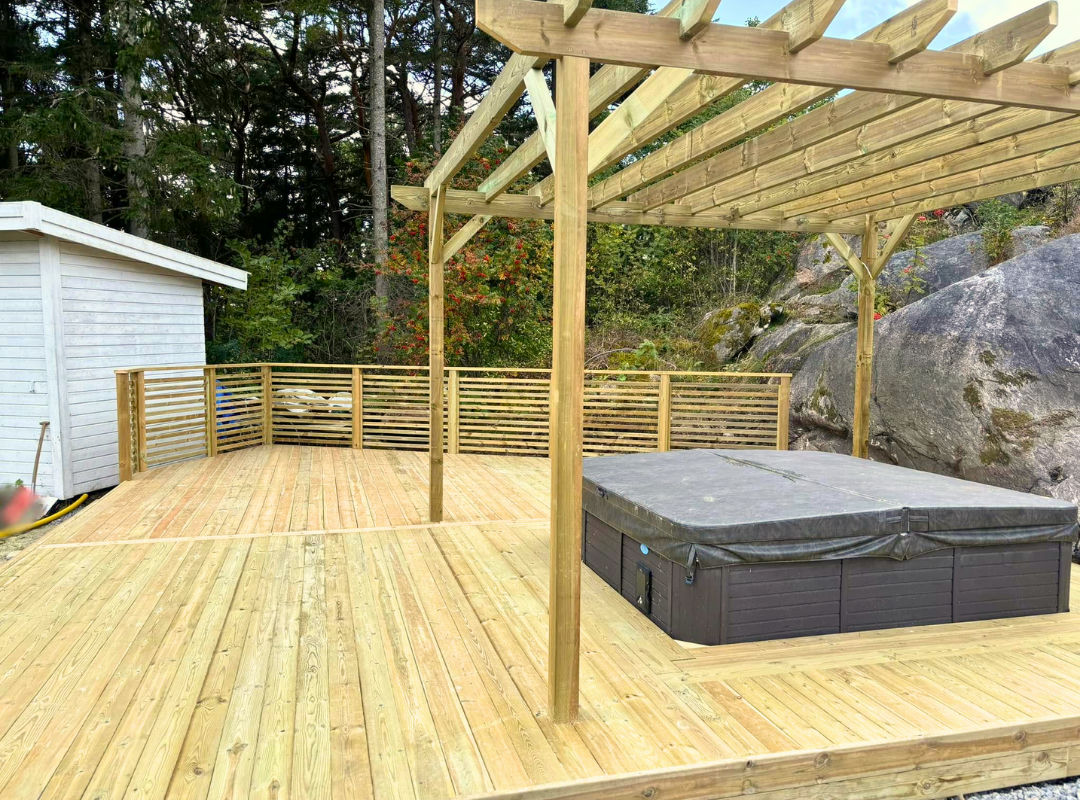 Altan med spabad och pergola 