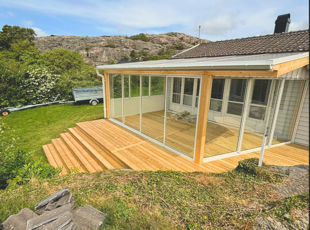 Inglasad altan med trappa